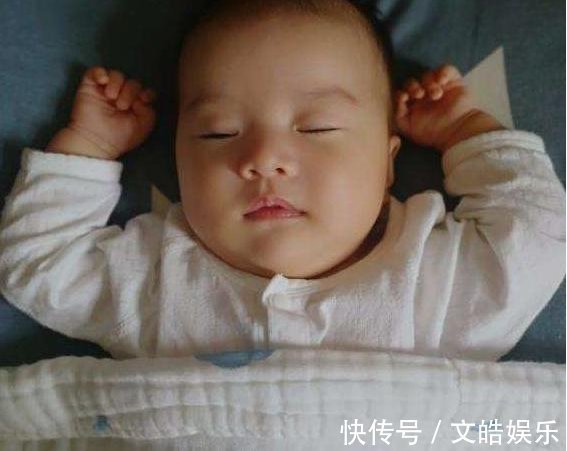 新生儿|新生儿宝宝偏爱“举手睡”，家长先别急着纠正，原因可爱又暖心