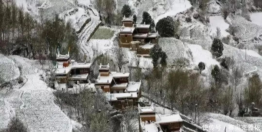 红色达遇到白的雪 造就了冬季川西美的灵魂