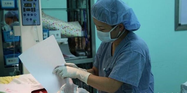 小丽|女子生下孩子,不料孩子竟是双性人,得知原因,女子怒扇婆婆