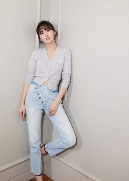 奔五的女人，穿衣不要太繁琐！初冬学会这样搭，越简单越高级