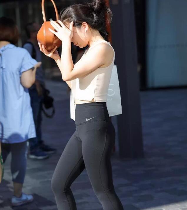 女孩 打底裤“有个性”，时髦的女孩都喜欢穿着它去商场，你想试试吗？