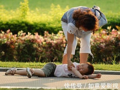 小家伙|孙子摔倒哭闹不起,奶奶的“神操作”被无数网友点赞:一招制胜!