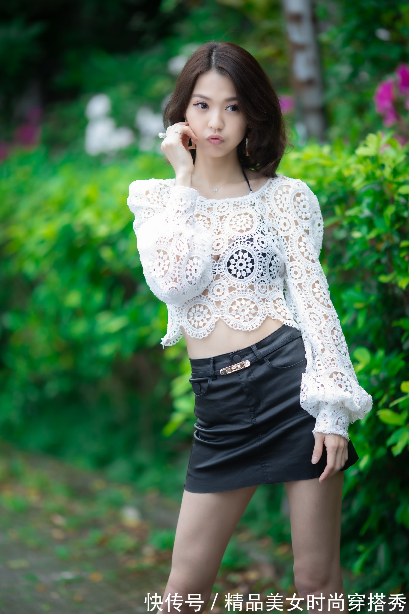 短裤裙|白色钩花蕾丝罩衫搭配西装短裤裙,惊艳绝伦,诠释靓女风韵