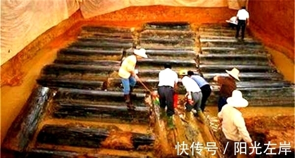 舍利@盗墓者进入墓穴,发现22个陪葬女,骨骼中都有绿色晶体,是舍利?