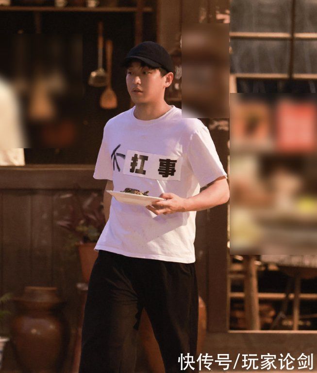 何炅|《向往5》杀青海报,嘉宾稳居C位,彭彭的衣服成亮点