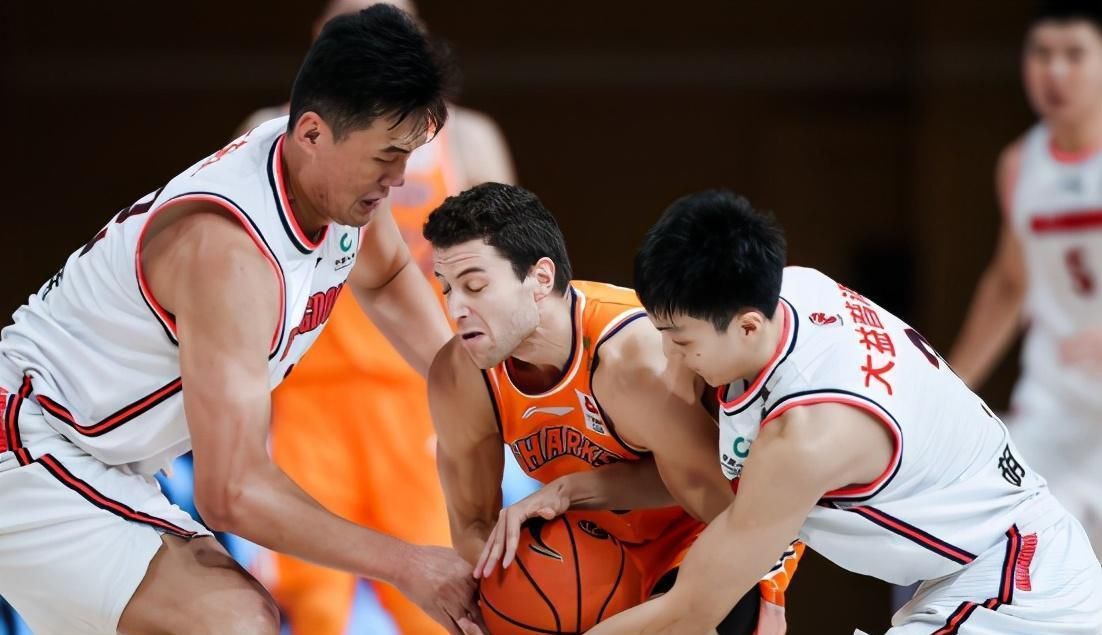 中锋|杜锋再吐槽无防守球员，首钢洋帅目中无人，名嘴怒喷第一中锋