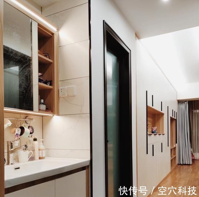 玄关|她买下42㎡单身公寓,一家三口住,客厅不放沙发,阳台当榻榻米