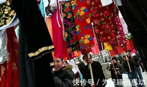 新娘|保加利亚婚礼奇葩风俗,新娘化妆变“尸体”。