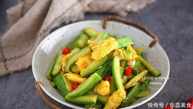 炒一盘西葫芦出少半盘汤?掌握3点,入味好吃,还不易出汤