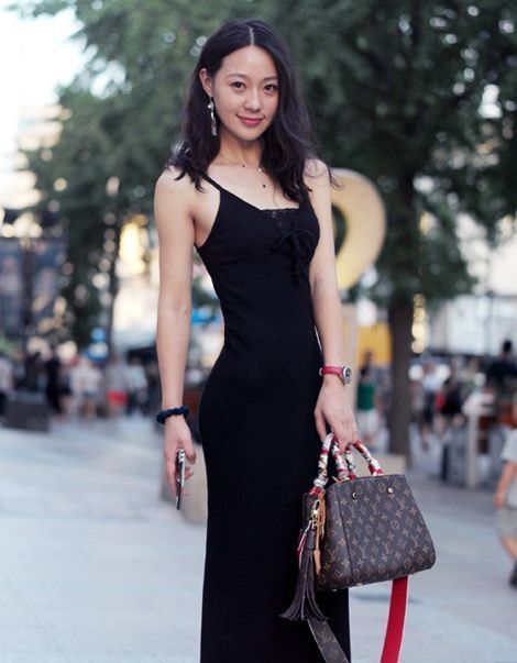 牛仔|街拍:小姐姐白色连衣裙搭配牛仔外套,清新又可人