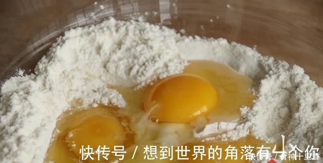 小董|面粉别再蒸馒头了,不加1滴水,不用烤箱,做出来的面包蓬松暄软