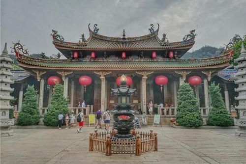 厦门有一寺庙,与厦门大学毗邻,坐拥两大宝物,却坚持门票免费