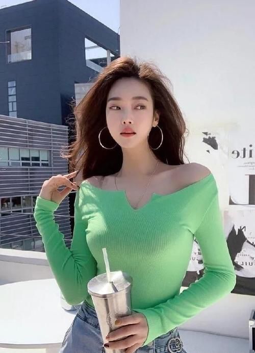 “荧光绿”设计的T恤，让她更有自信，更有魅力