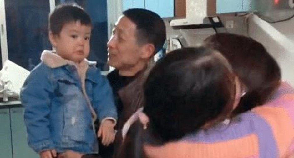 妈妈|宝宝“吃醋”表情萌翻网友，看到妈妈只抱了姐姐，弟弟心里很委屈