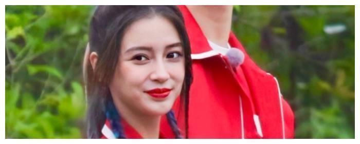 b刚录完《跑男》,baby就去冲浪,摔15次不放弃,登热搜第一被质疑