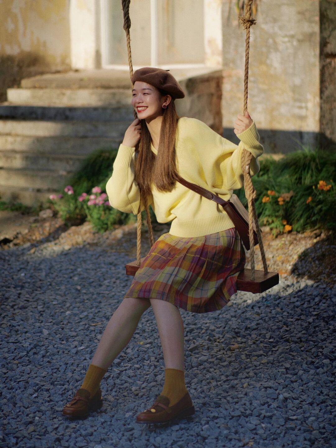 西装外套 秋冬怎样穿出学院风?黄色毛衣+格子半身裙,减龄又时尚!