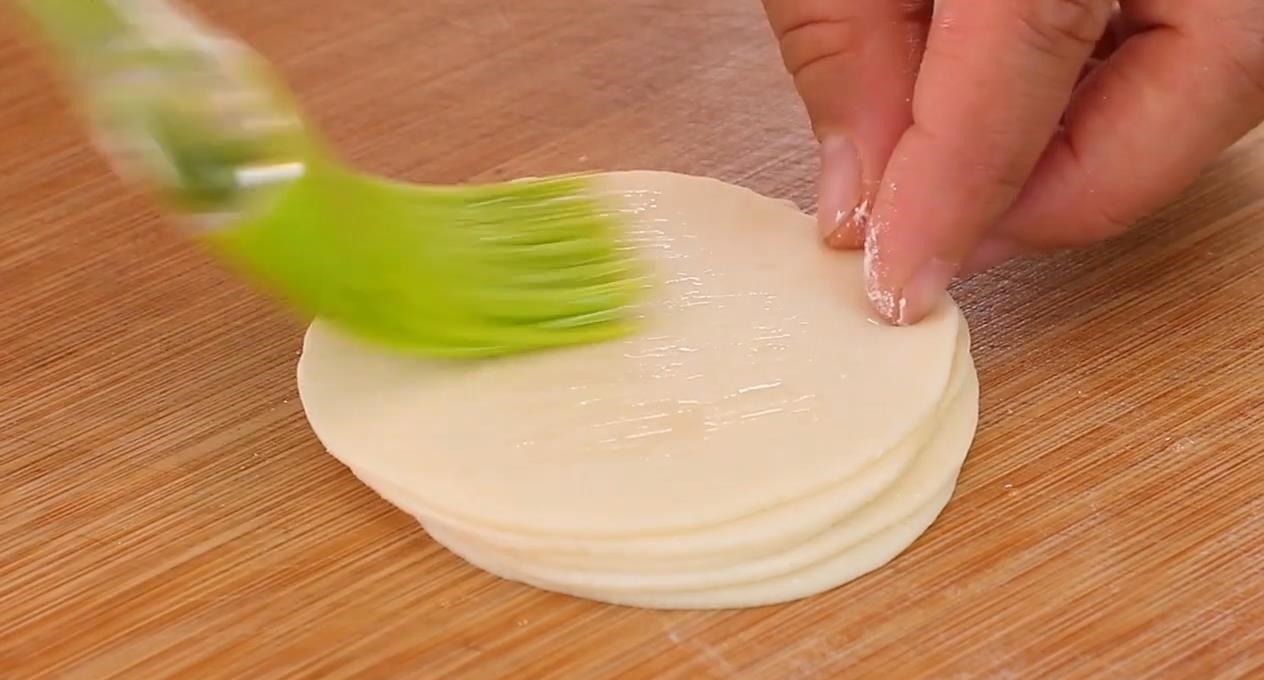 一个萝卜,两个鸡蛋,这样做超好吃,皮薄大馅,香酥多汁比包子香