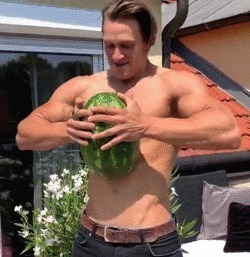 胸肌|臂围45cm，二头肌似小山包的猛汉奶爸，还自带肌肉抽筋绝活