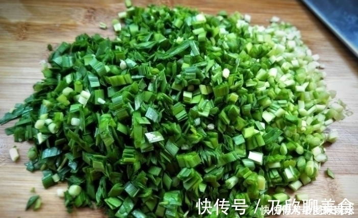 饺子馆|调韭菜馅有讲究，大厨有4种调味料不要放，韭菜更鲜嫩更好吃