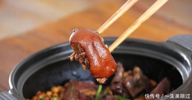 女人上了年纪后,这菜一定要常吃,满满胶原蛋白,皮肤越来越细致