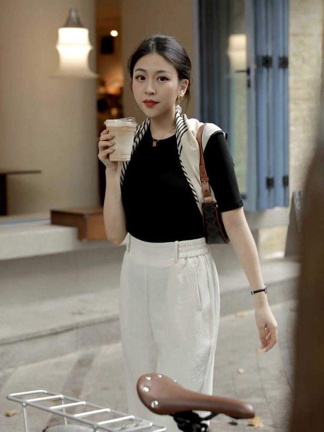 时尚博主|初秋的白裤子依然很“火”,搭配浅蓝色泡泡袖上衣,高级又洋气
