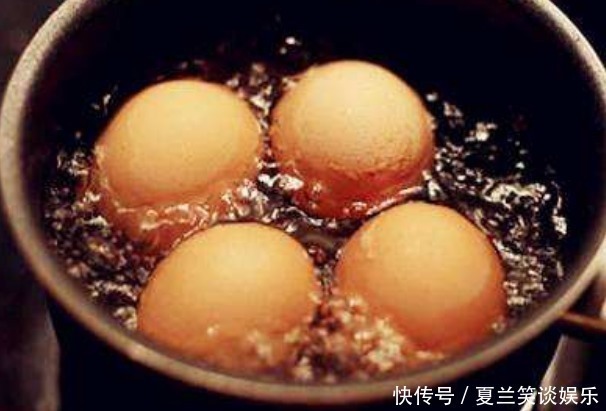 蛋壳|煮鸡蛋不能只放水,加点“它”,鸡蛋鲜嫩好吃,更好剥壳