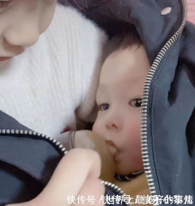 大宝|暖心姐姐另类举动走红,将弟弟塞进自己的袄子里,高颜值羡煞旁人