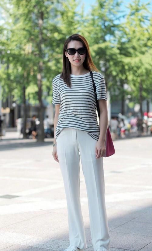 街拍,小姐姐配上一袭披散的微卷短发,非常好看