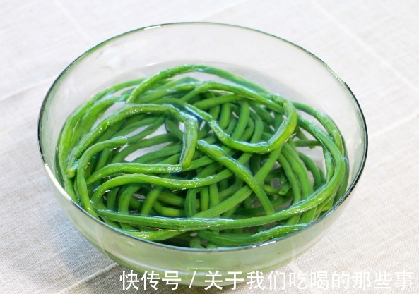 鲜香|豇豆新吃法，不拌也不炒，简单2步就出锅，鲜香软嫩，健康不油腻