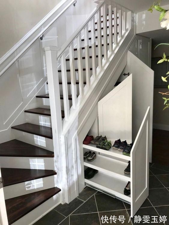 卡座|进门是楼梯,设计师干脆打了2排柜子隔断,朋友:开发商都想不到