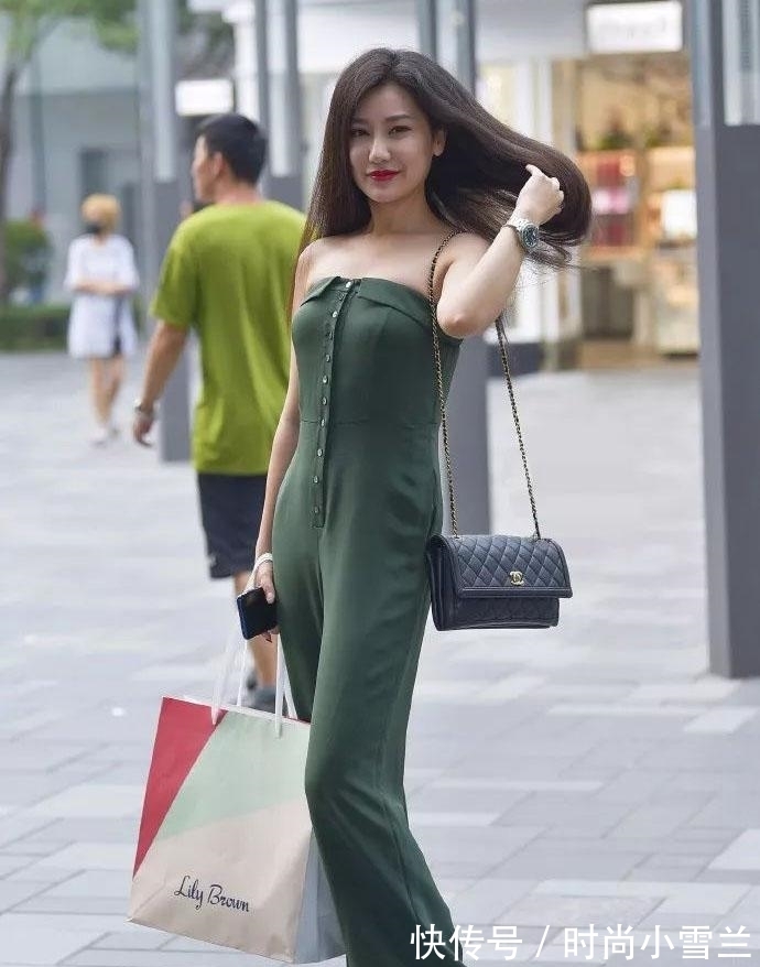 穿搭 夏末的通勤风穿搭,选一条宽松连衣阔腿裤搭配,简单休闲又耐看