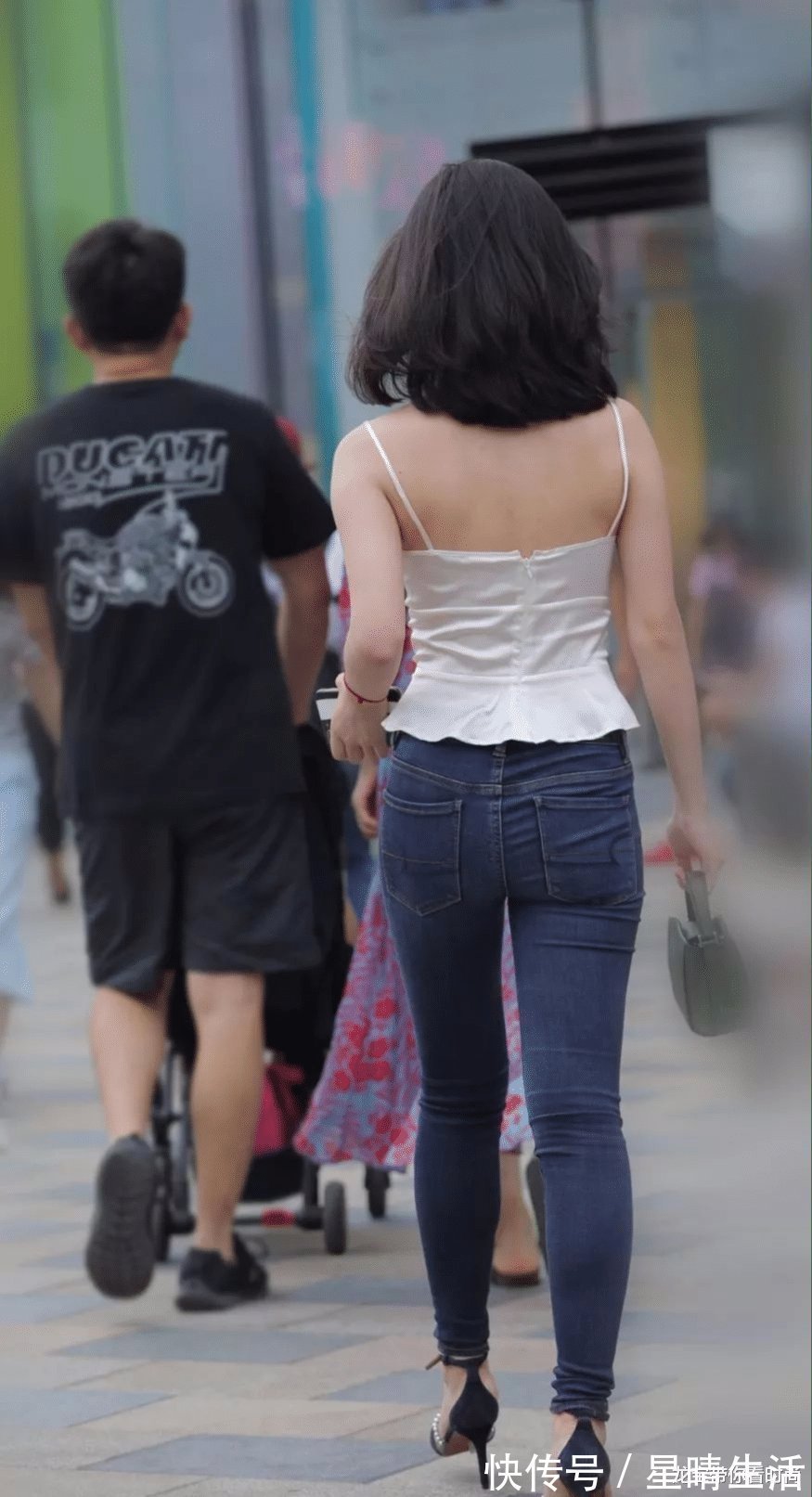 街拍 美女白背心配牛仔裤穿出了“非一般”的感觉