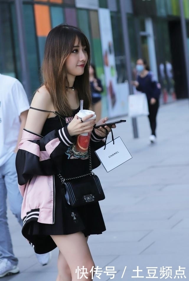 街拍：如果能成为她的男朋友，应该是一件无比幸福的事情