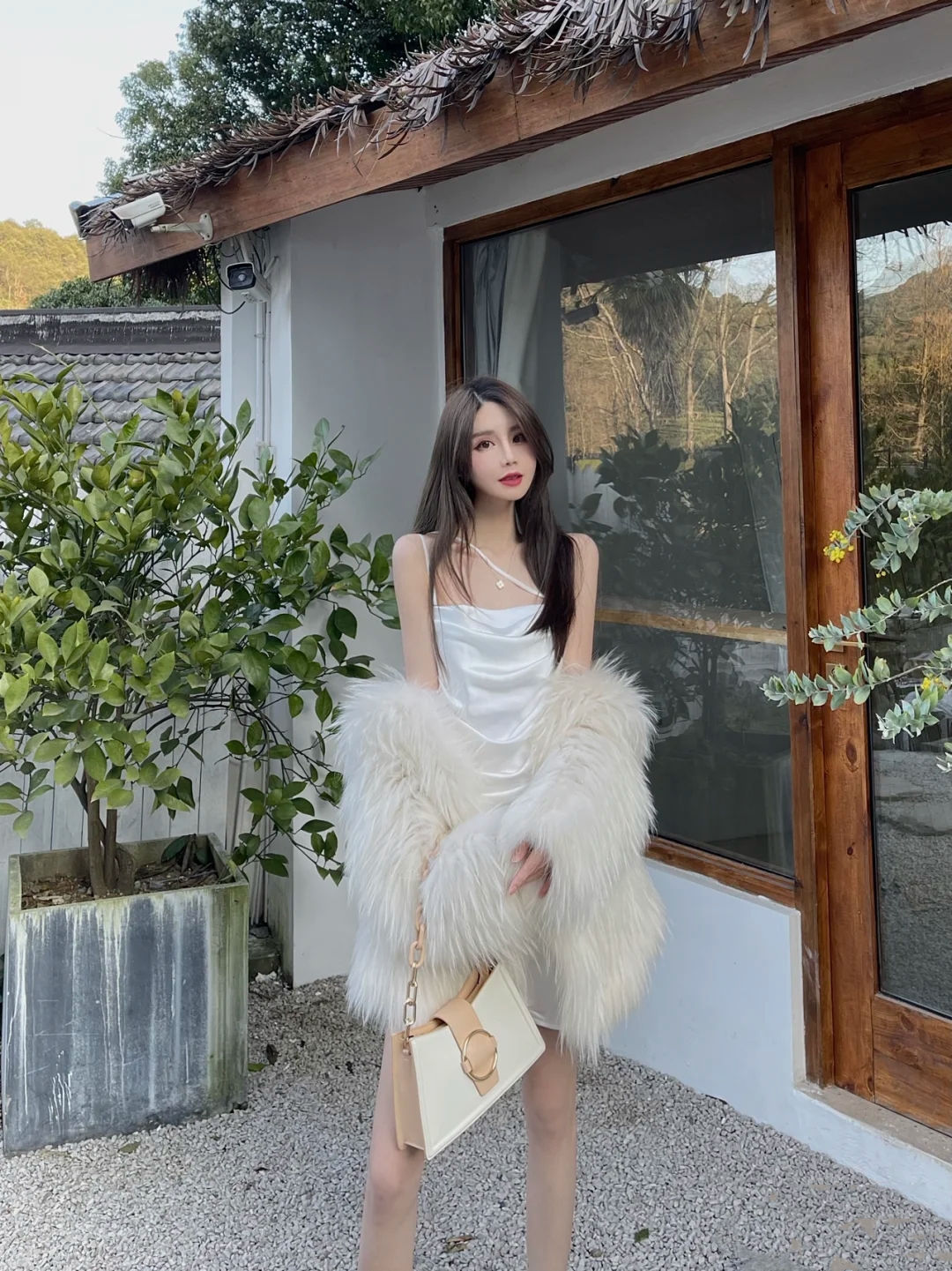 身材苗条的小姐姐,时尚穿搭吊带搭配皮草,减龄更显高级感