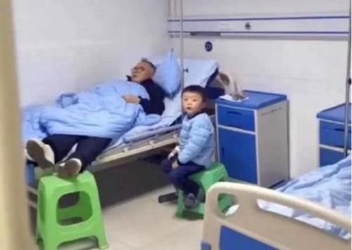 孙子|“最懒爷爷”咋红的陪孙子打点滴却“霸占”床位,网友生无可恋