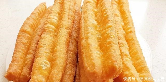 油条店大厨教你炸油条,不放酵母,个个金黄酥脆,凉了也是软乎的