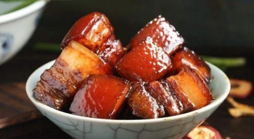 糖色|做红烧肉，别加酱油了，只要盐和糖，做出来色泽诱人，肥而不腻