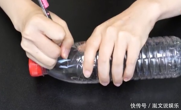 衣架|矿泉水瓶子别再扔了，剪一刀套在衣架上，解决了家家户户的大难题