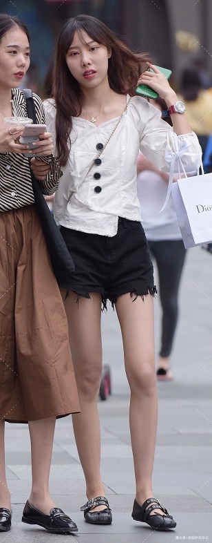  白色|街拍时尚靓丽的小姐姐，白色吊带连衣裙穿搭，魅力十足