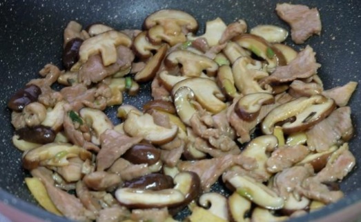 这道家常菜好吃又下饭,不用放盐味儿咸香,做法超简单!