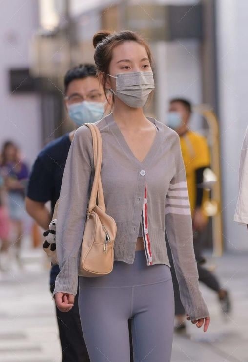 修身长裙 深灰色修身长裙,上身舒适,时尚大气