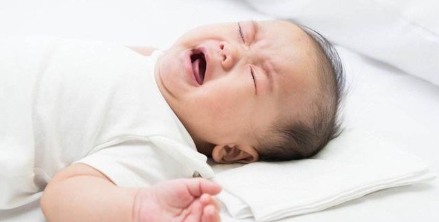 睡眠质量|婴儿睡觉时总是满床打滚,背后原因在这里,父母别忽视了!
