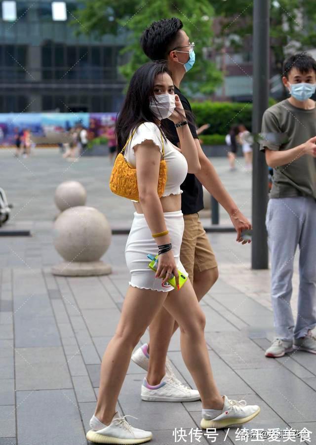 连衣裙 白色短款上衣,和同色修身连衣裙组合,诠释别样动感风格