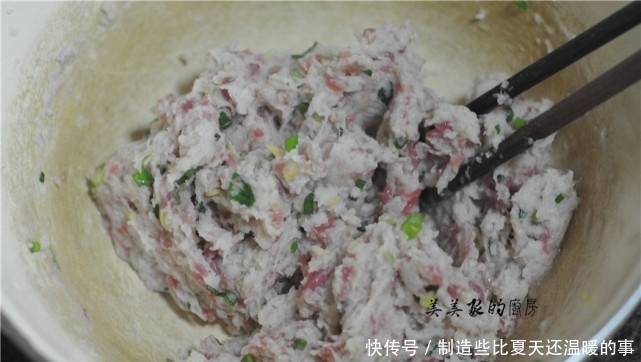 年菜少不了炸丸子,大厨教你一招,3块钱能炸1大盆,那叫一个酥香