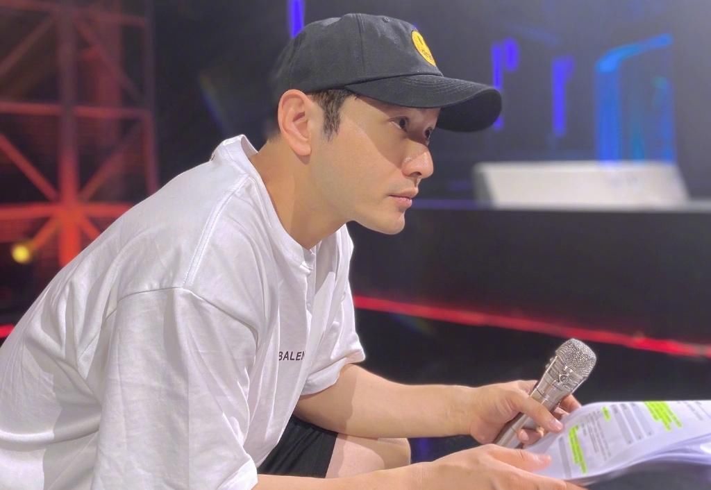 杨颖 杨颖黄晓明强势喊话,李菲儿概不回应,背后是一场精心设计的盛宴