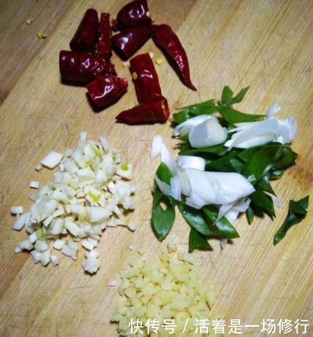 面食|老妈的焖面做成这样,香的流口水,一人一碗不够吃