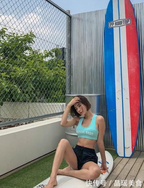 穿搭|楼顶天台上的运动美女,这一身穿搭很阳光