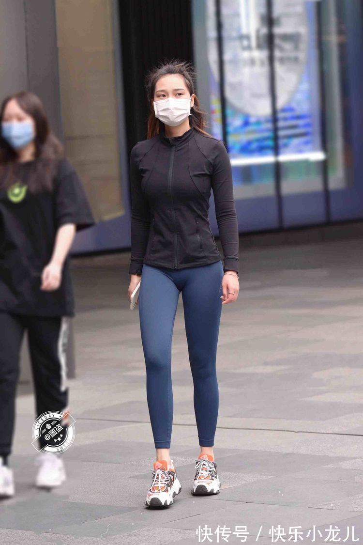 连衣裙","m":"dbfc269d932d8112f06e2cb6c82fdc4be4f2f0f","nlabel":"stat_3208889651:zm.news.so.com:5b+r5LmQ5bCP5Yia5a2Q,pageType_zmt,glevel_3","ntag":"tfashion;sfashion_时尚;kfashion_1:造型;kfashion_1:搭配;kfashion_1:连衣裙;