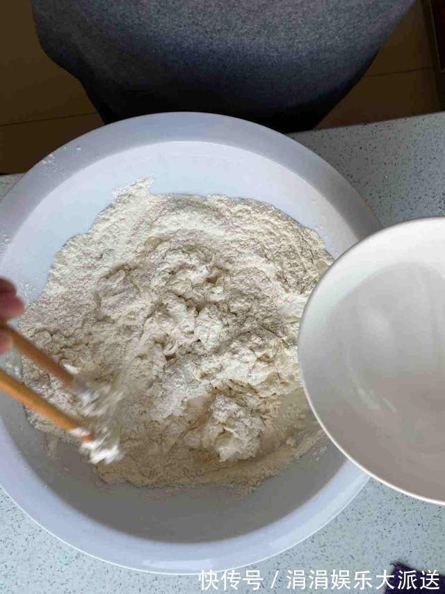 烫面|烙饼时,有的人烫面,有的人抹油,其实都错啦,大厨教你正确方法