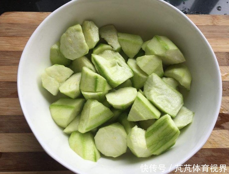  丝瓜|丝瓜直接下锅炒就错了，饭店大厨透露多加这一步，省油还不发黑